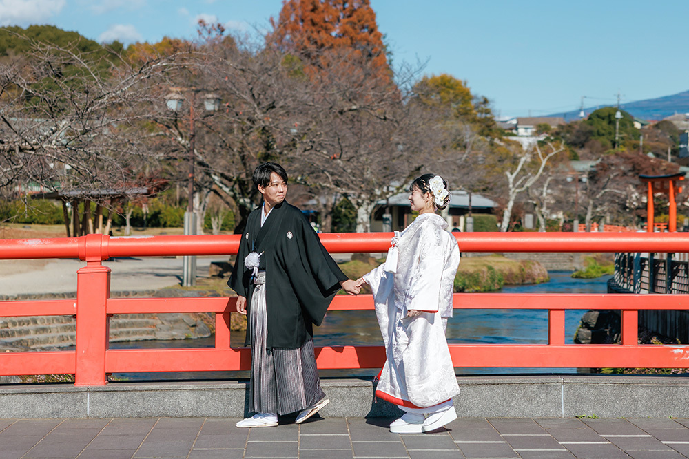 静岡フォトウエディングのフィーノスタイルで撮影した富士宮浅間大社の新郎新婦の記念写真撮影