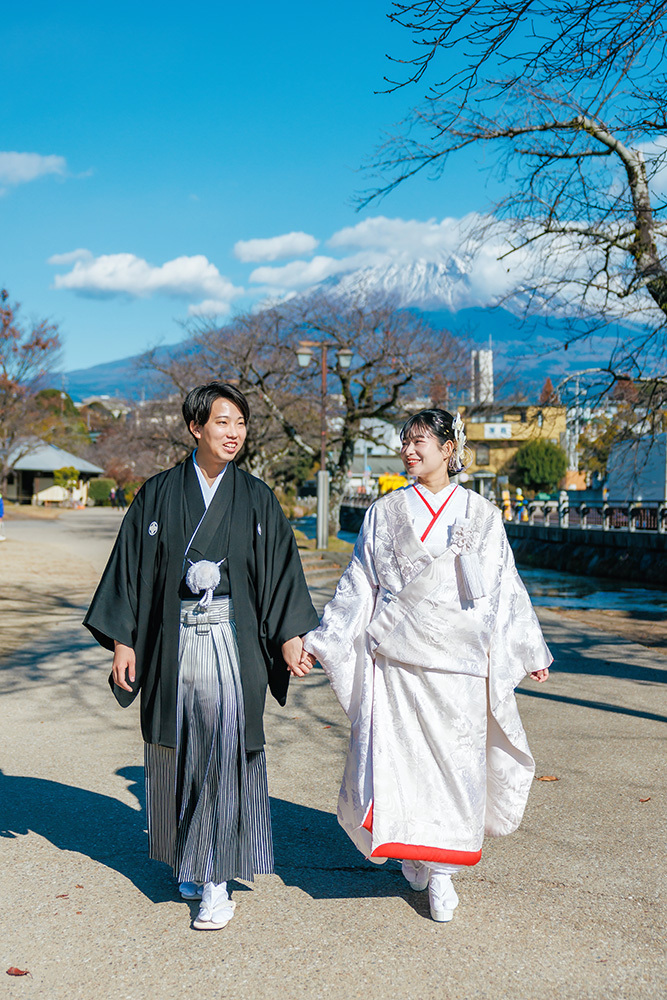 静岡フォトウエディングのフィーノスタイルで撮影した富士宮浅間大社の新郎新婦の記念写真撮影