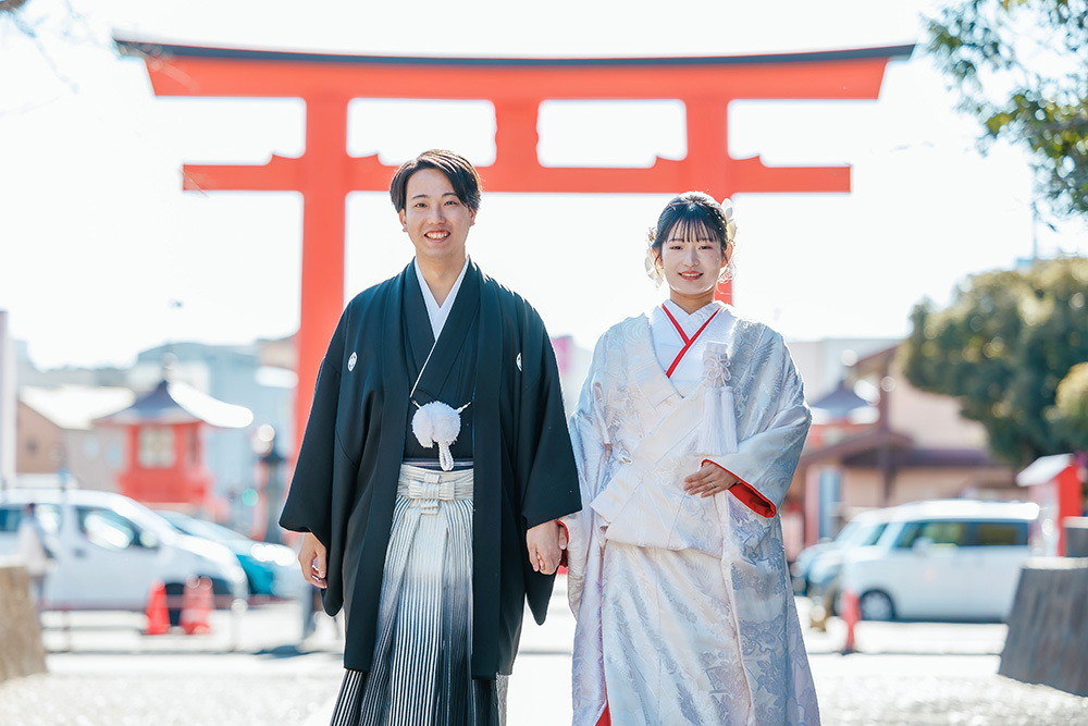 静岡フォトウエディングのフィーノスタイルで撮影した富士宮浅間大社の新郎新婦の記念写真撮影