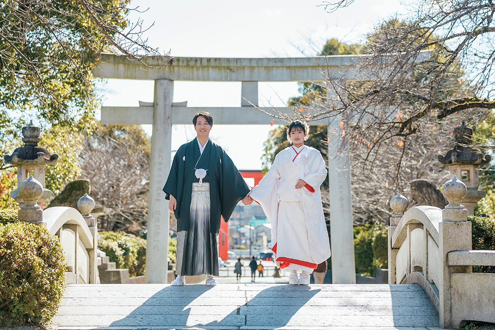 静岡フォトウエディングのフィーノスタイルで撮影した富士宮浅間大社の新郎新婦の記念写真撮影