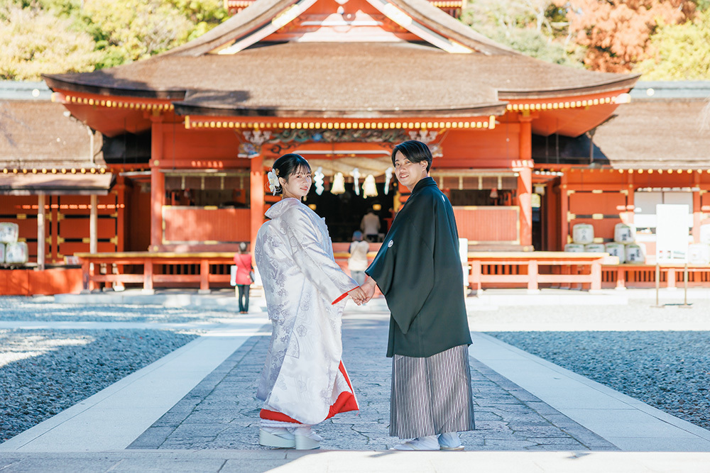 静岡フォトウエディングのフィーノスタイルで撮影した富士宮浅間大社の新郎新婦の記念写真撮影
