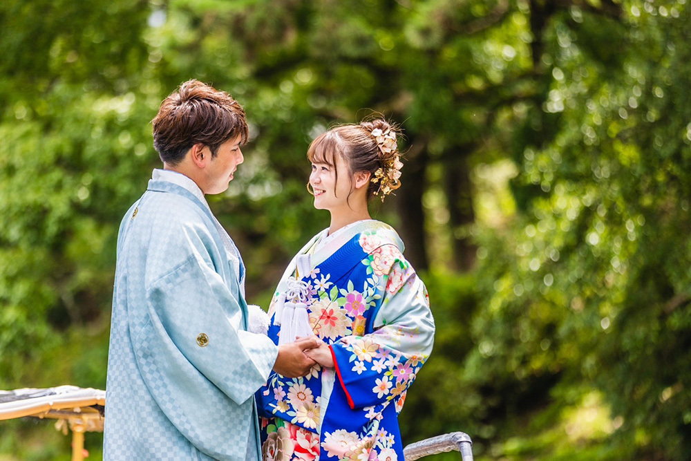 静岡フォトウエディングのフィーノスタイルで撮影した新緑の木々と新郎新婦