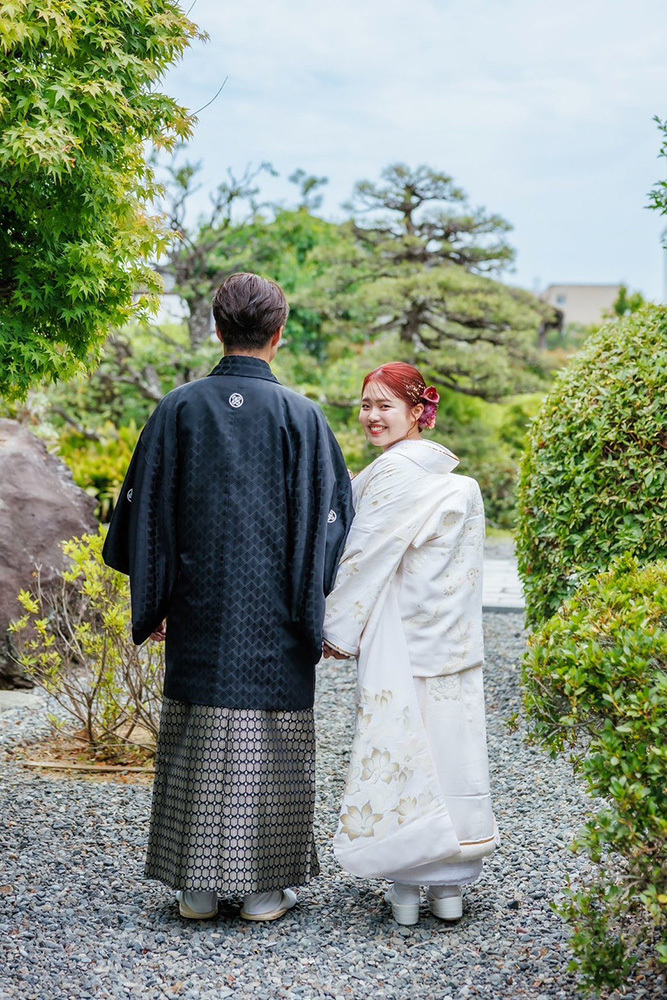 静岡フォトウエディングのフィーノスタイルで撮影した新緑の木々と新郎新婦