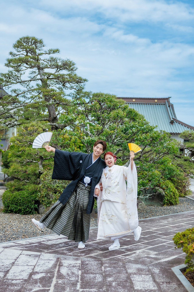 静岡フォトウエディングのフィーノスタイルで撮影した新緑の木々と新郎新婦