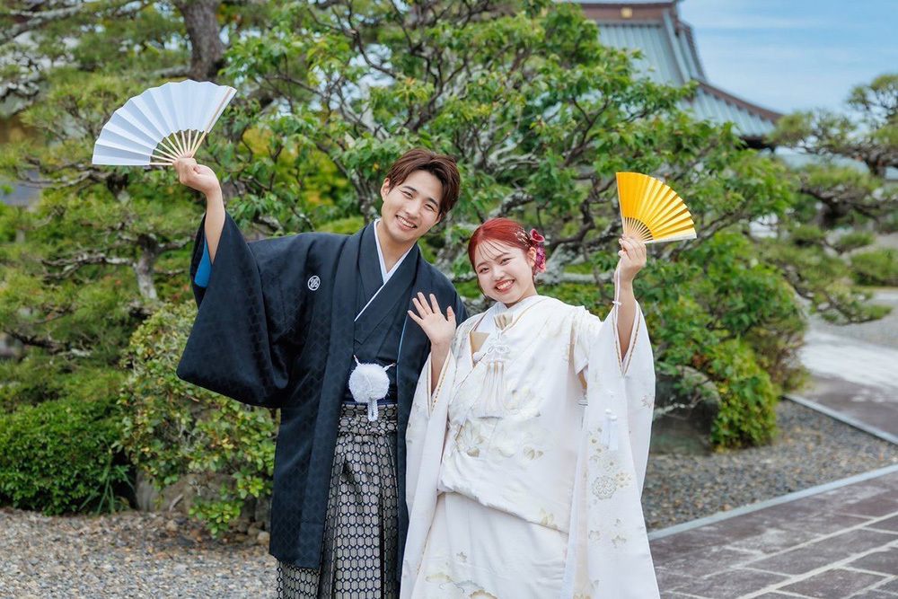 静岡フォトウエディングのフィーノスタイルで撮影した新緑の木々と新郎新婦