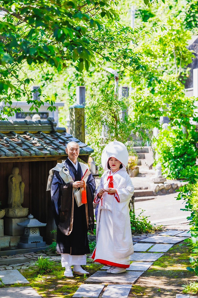 静岡フォトウエディングのフィーノスタイルで撮影した新緑の木々と新郎新婦