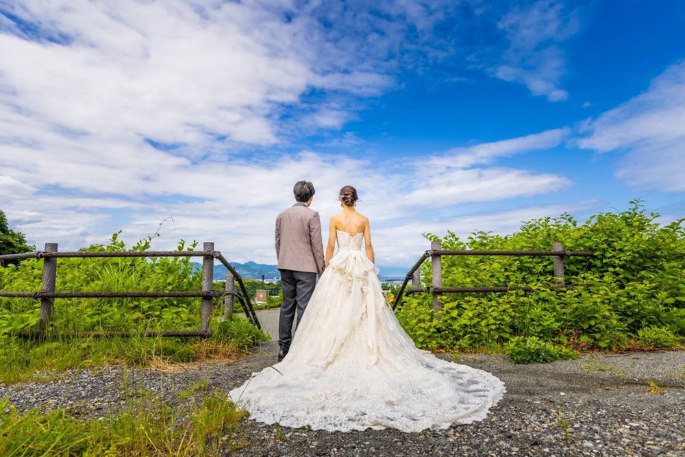 静岡フォトウエディングのフィーノスタイルで撮影した新緑の木々と新郎新婦