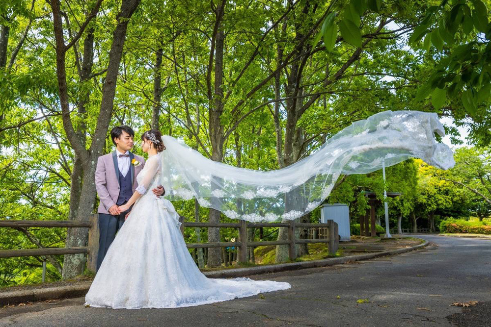 静岡フォトウエディングのフィーノスタイルで撮影した新緑の木々と新郎新婦