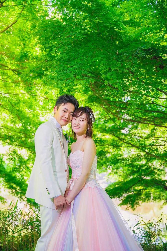 静岡フォトウエディングのフィーノスタイルで撮影した新緑の木々と新郎新婦