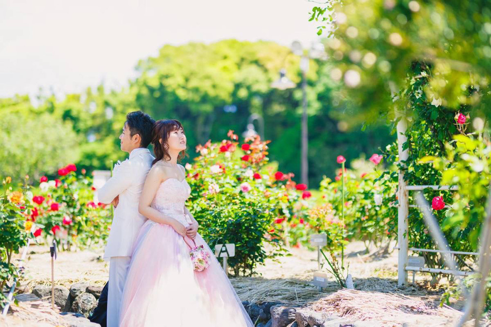 静岡フォトウエディングのフィーノスタイルで撮影した新緑の木々と新郎新婦